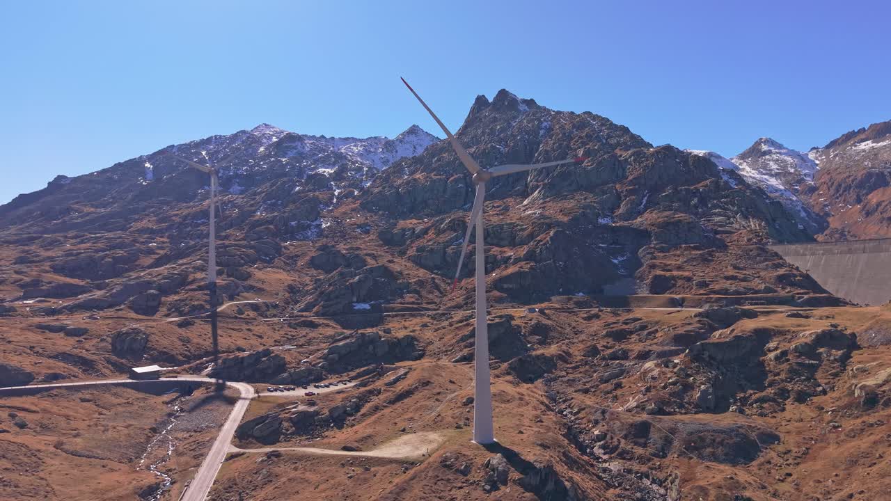 Vista de drone de turbinas eólicas alpinas gerando energia na Suíça