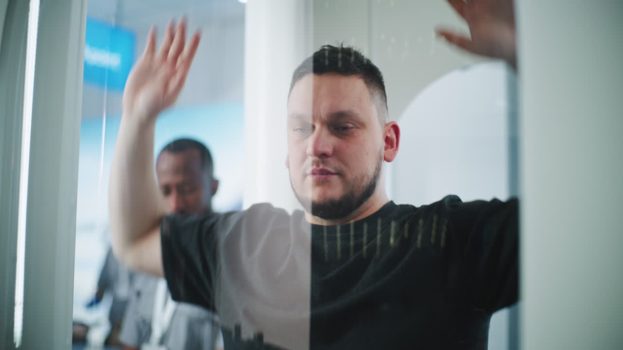 hombre mirando a través de una pantalla de vidrio