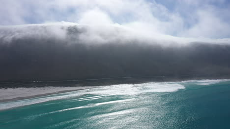 Meeresküste-Mit-Wolken-über-Bergen,-Sonniger-Tag,-Schöne-Wellen-In-Südafrika