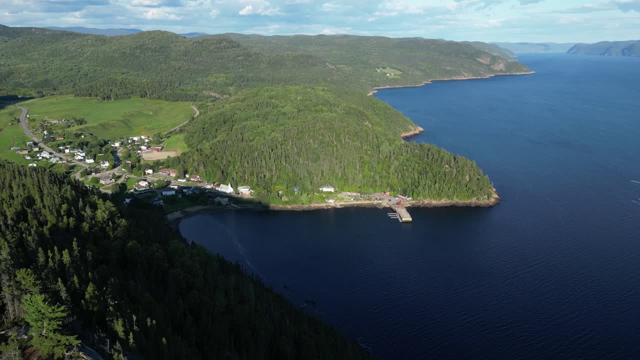 Kuvankaunis ja rauhallinen ilmanäkymä Saguenay-vuonoon Quebecissä, Kanadassa