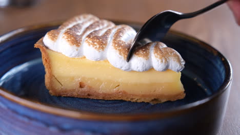 une tarte au citron sur un bol bleu dans un restaurant