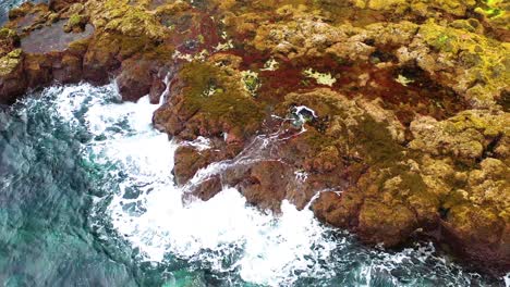 Bahía-De-Refugo-Con-Olas-Espumosas-Rompiendo-En-La-Costa-Rocosa-En-La-Isla-Terceira,-Azores---Toma-Aérea-De-Drones