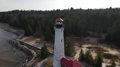 Video-De-Drones-4k-Del-Faro-De-Punto-Nítido-En-Michigan-Durante-El-Otoño