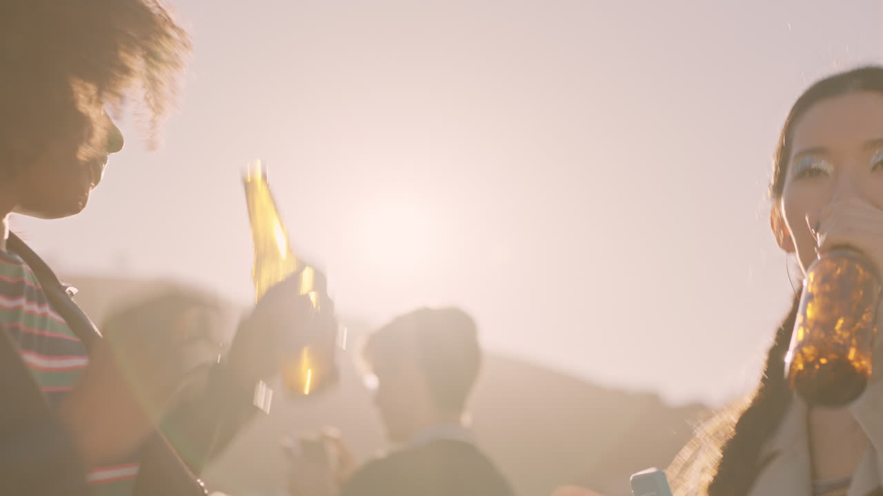 옥상 파티 축하 여자 친구들이 함께 춤을 추고 여름 휴가를 즐기고 술을 마시고 해가 지는 도시에서  ⁇ 은 주말을 축하합니다.