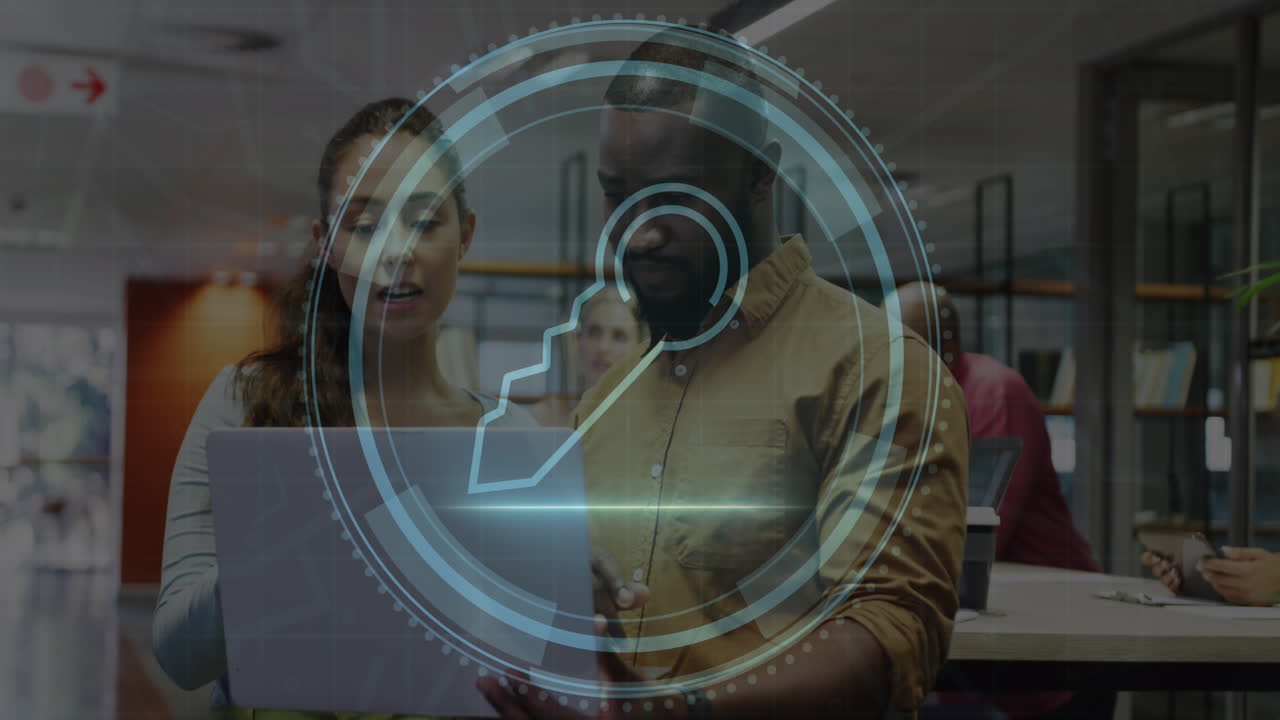 animación del texto de seguridad cibernética y el icono clave, diversos colegas discutiendo en la computadora portátil en la oficina