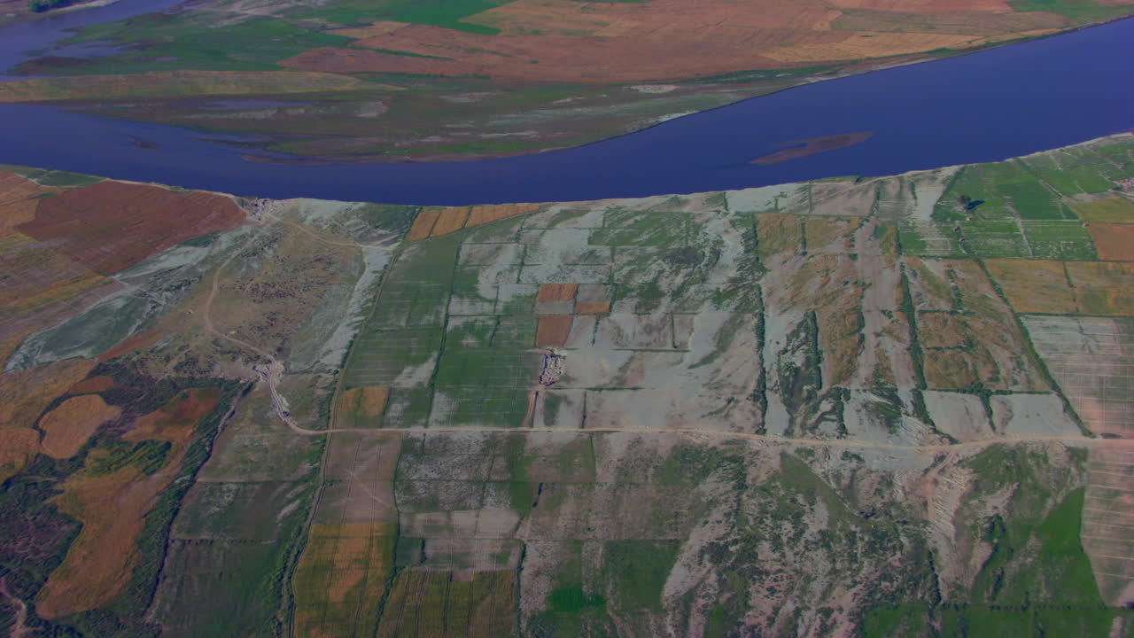 голубая река, уходящая от ферм, вид с воздуха