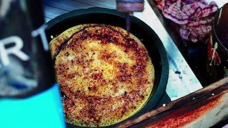 Traditioneller-Indonesischer-Bananenpfannkuchen,-Serviert-Mit-Braunem-Zucker-An-Einem-Lokalen-Straßenimbissstand