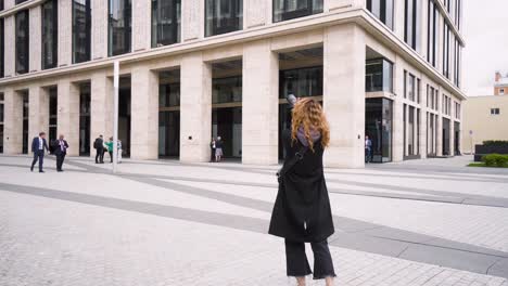 mujer fotógrafa en la ciudad moderna