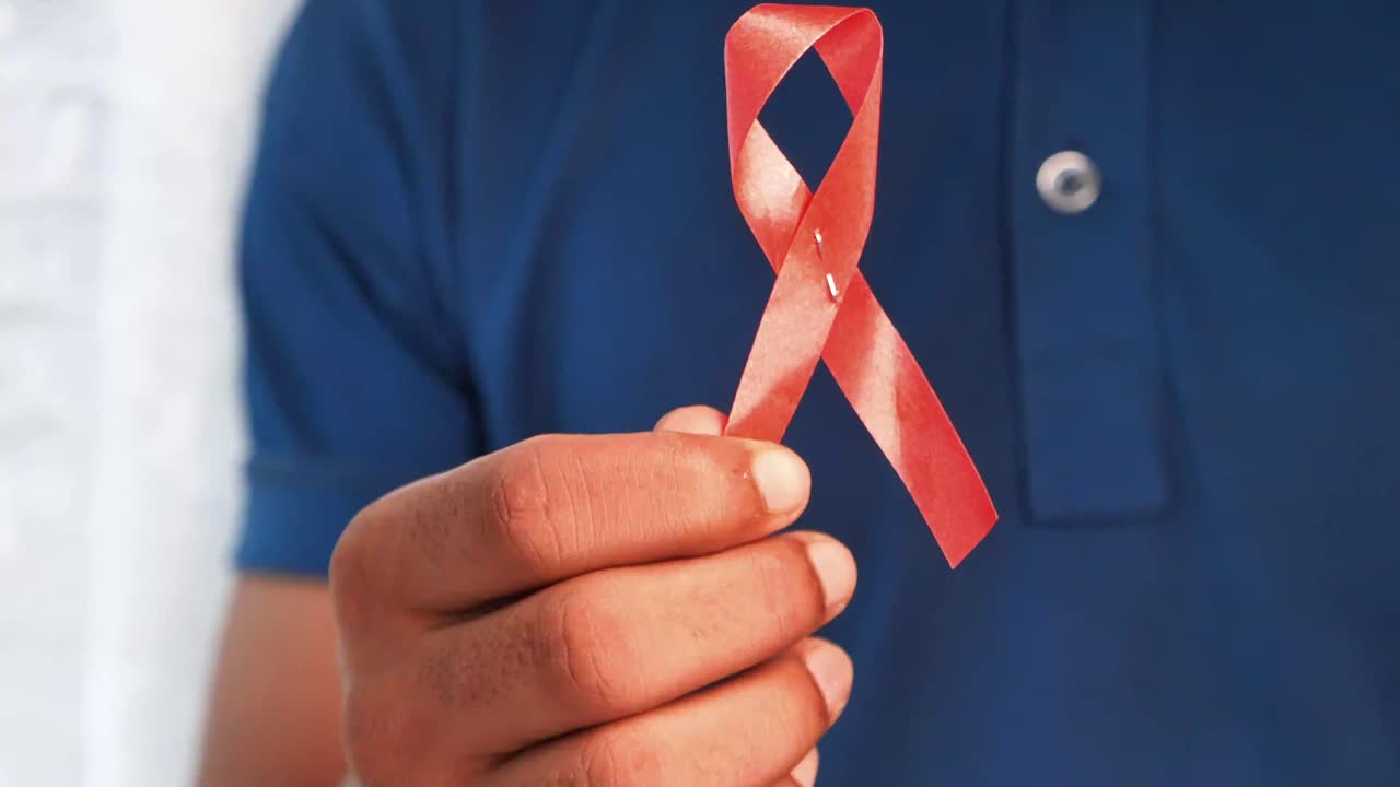 cinta roja en la mano