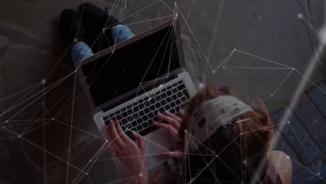 red de conexiones contra una colegiala que usa computadora portátil