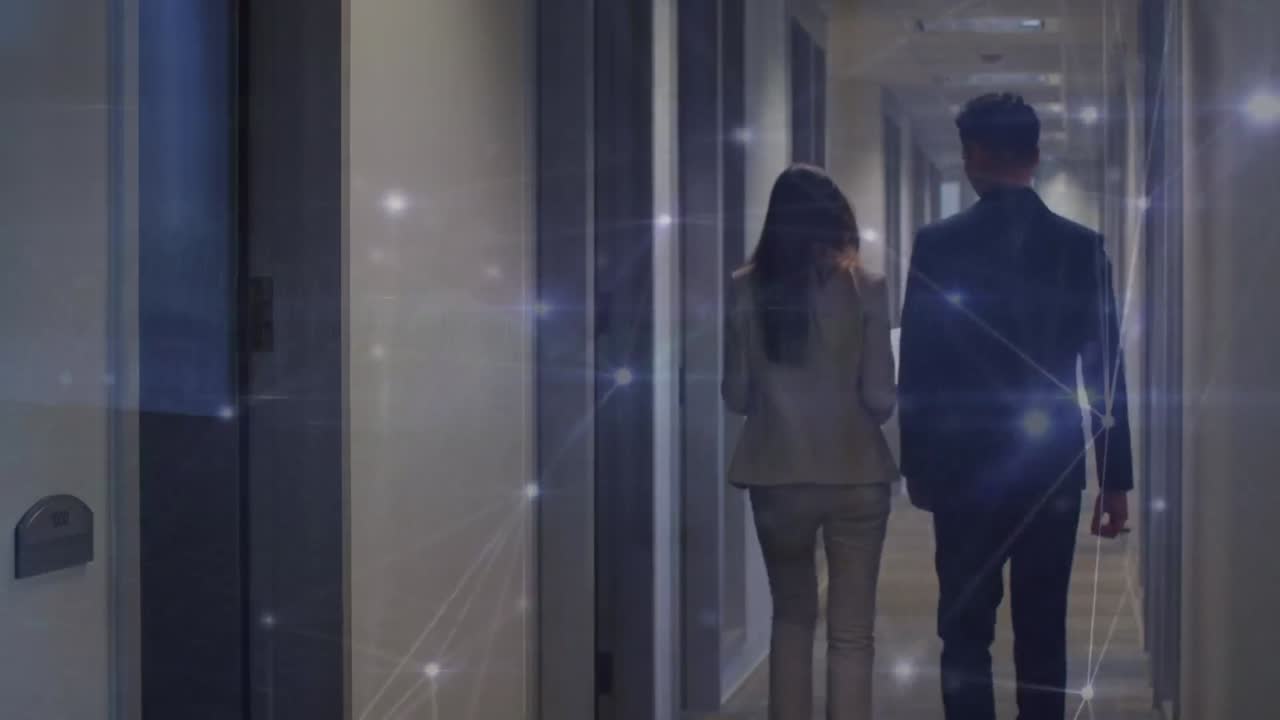 사무실에서 걸어다니는 사업가와 사업가여성의 연결망의 애니메이션