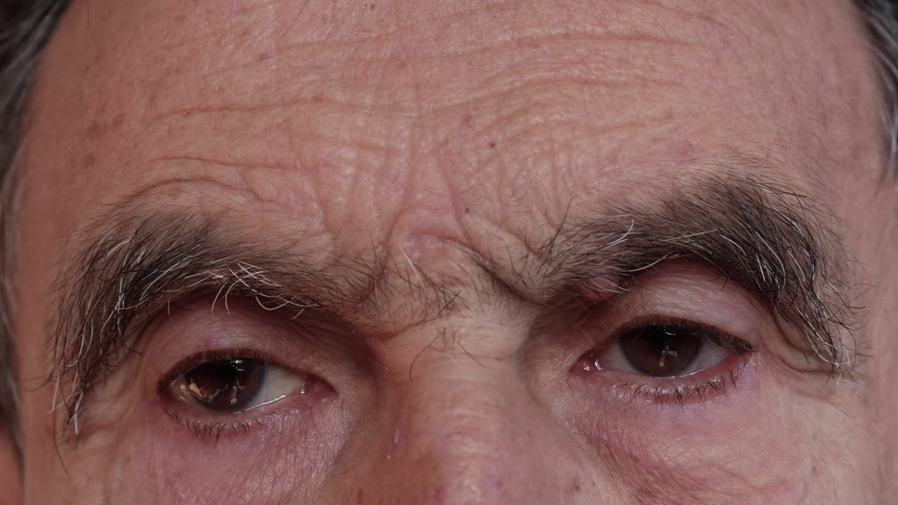 ojos, piel, cejas de un hombre mayor. de cerca