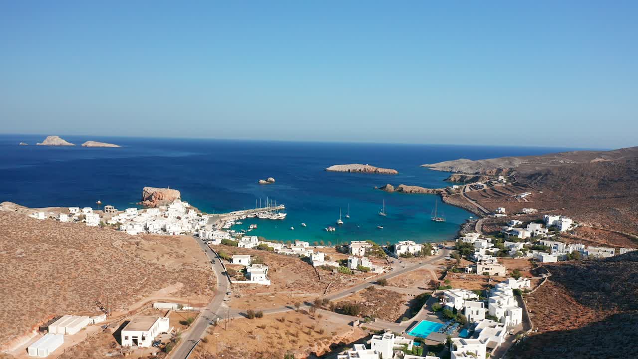 vuelo aéreo hacia la pintoresca bahía de karavostasis, pequeño puerto en la isla de folegandros