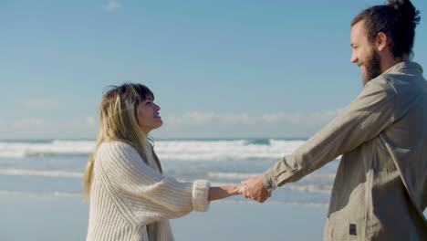 una pareja caucásica romántica divirtiéndose en la orilla del mar.