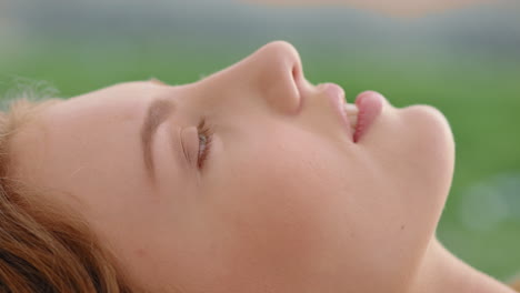 Primer-Plano-Retrato-Hermosa-Mujer-Tumbada-En-La-Hierba-En-Un-Campo-Tranquilo-Disfrutando-De-Unas-Vacaciones-De-Verano-Relajándose-En-La-Naturaleza