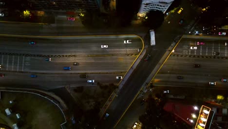 Vista-Aérea-Aérea-De-Una-Avenida-Principal-Con-Alto-Tráfico-En-La-Noche-En-La-Ciudad-De-México,-Cámara-Lenta