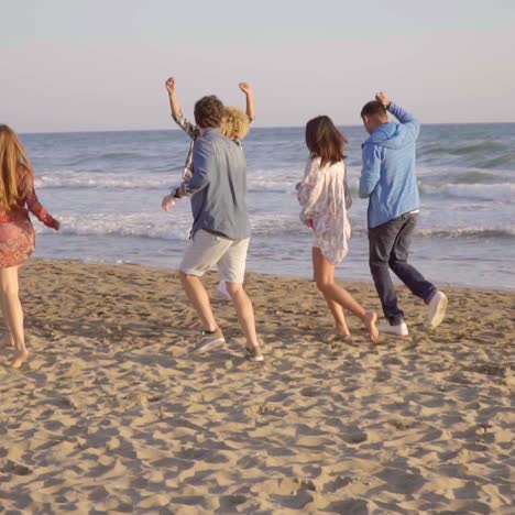 Junge-Leute-Laufen-Am-Strand