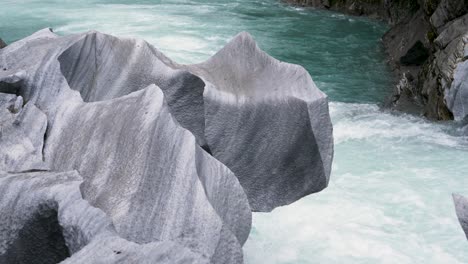 Schöne-Verwitterte-Steine,-Die-Durch-Eis-Und-Wasser-Entstanden-Sind-Und-Interessante-Formen-Und-Muster-Bilden,-Marmorschloss-Norwegen