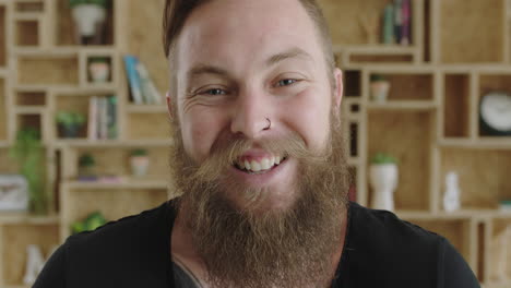 retrato en primer plano de un joven alegre hombre hipster con barba riendo feliz sintiéndose confiado