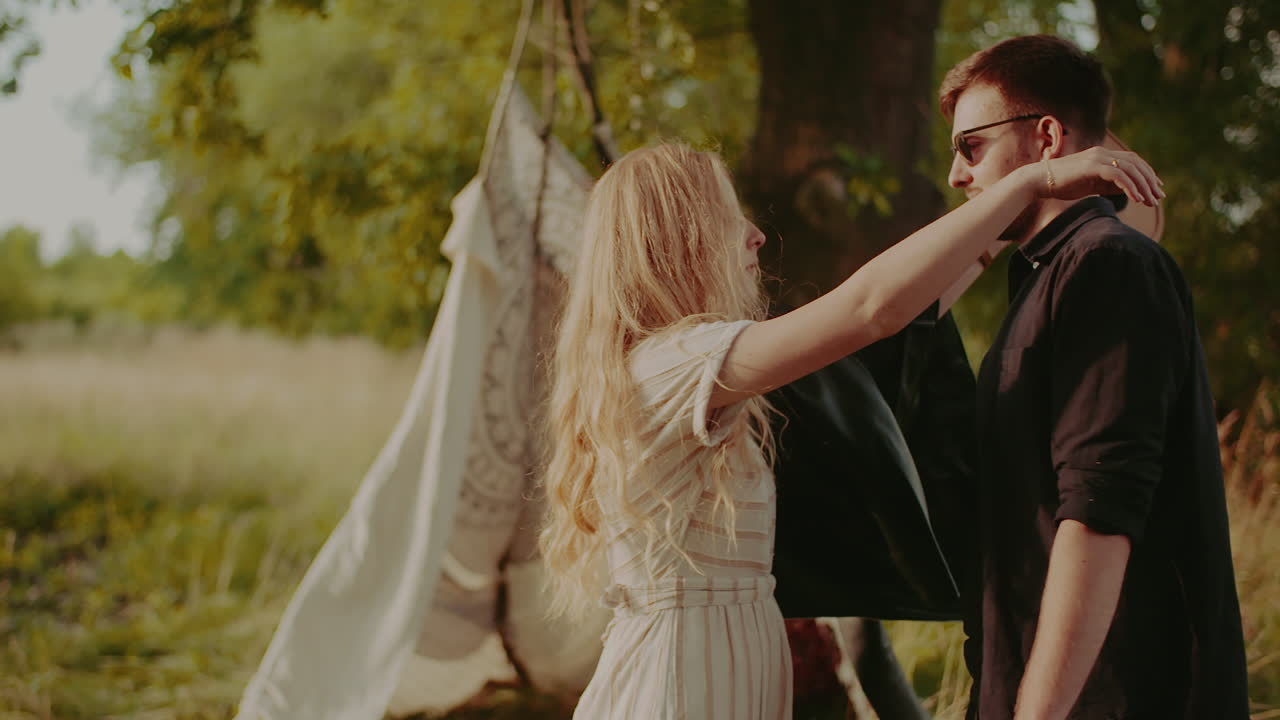 캠프에 대한 약혼 매력적인 커플 포옹