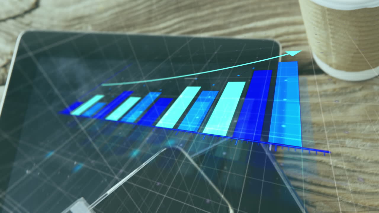 animación del procesamiento de datos frente a una tableta digital, un teléfono inteligente y una taza de café en una mesa de madera
