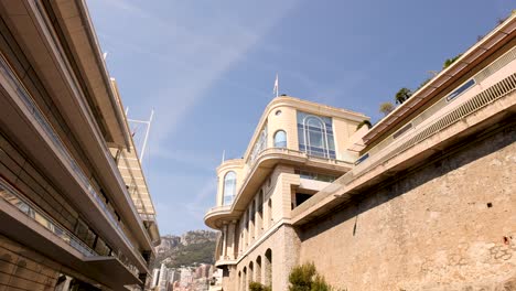 una calle tranquila con edificios y vehículos