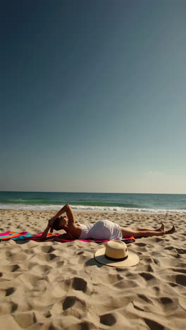 una mujer relajándose en una playa.