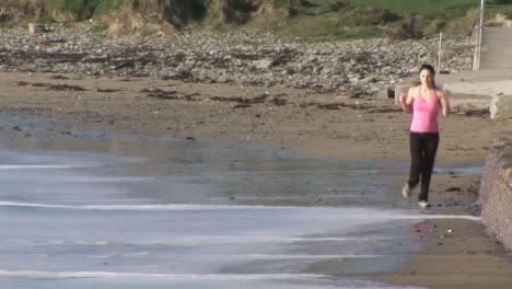 Frau-Joggt-Am-Strand