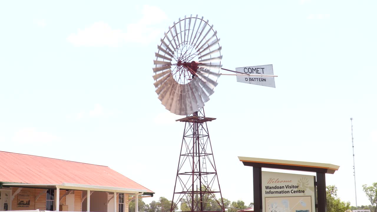 viejo molino de viento girando en una ciudad rural 4k uhd