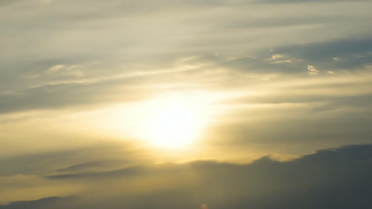 cielo impresionante con nubes esponjosas y sol brillante