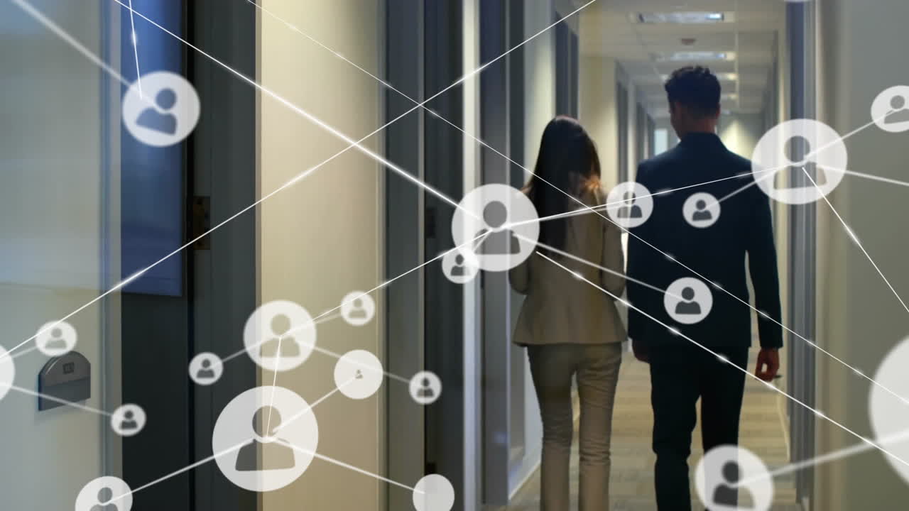 animación de la red de conexiones con iconos sobre diversos colegas caminando en la oficina