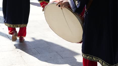 bateristas tradicionales turcos en el desfile