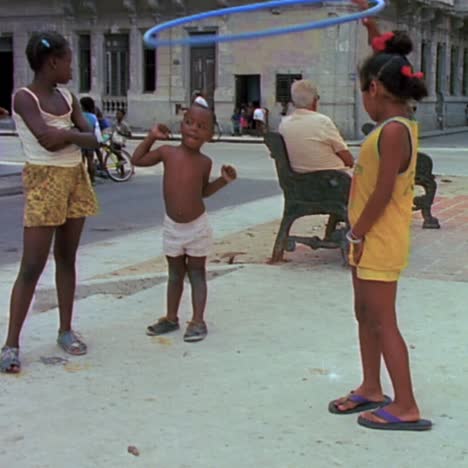 Street-scenes-from-Cuba-in-the-1980s-4