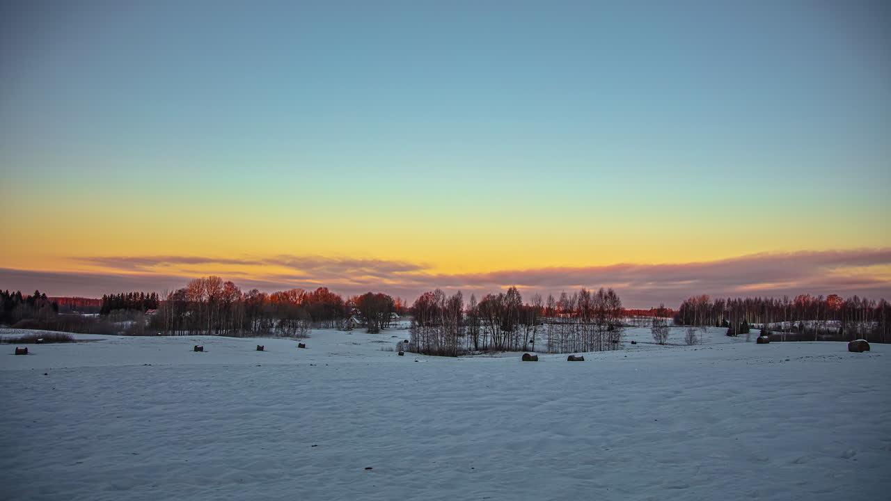 눈 덮인 겨울날 수평선에서 아름답고 다채로운 일출의 저속 촬영