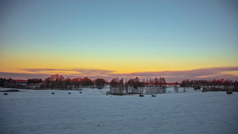 Tiro-De-Lapso-De-Tiempo-De-Hermoso-Y-Colorido-Amanecer-En-El-Horizonte-Durante-El-Día-De-Invierno-Cubierto-De-Nieve