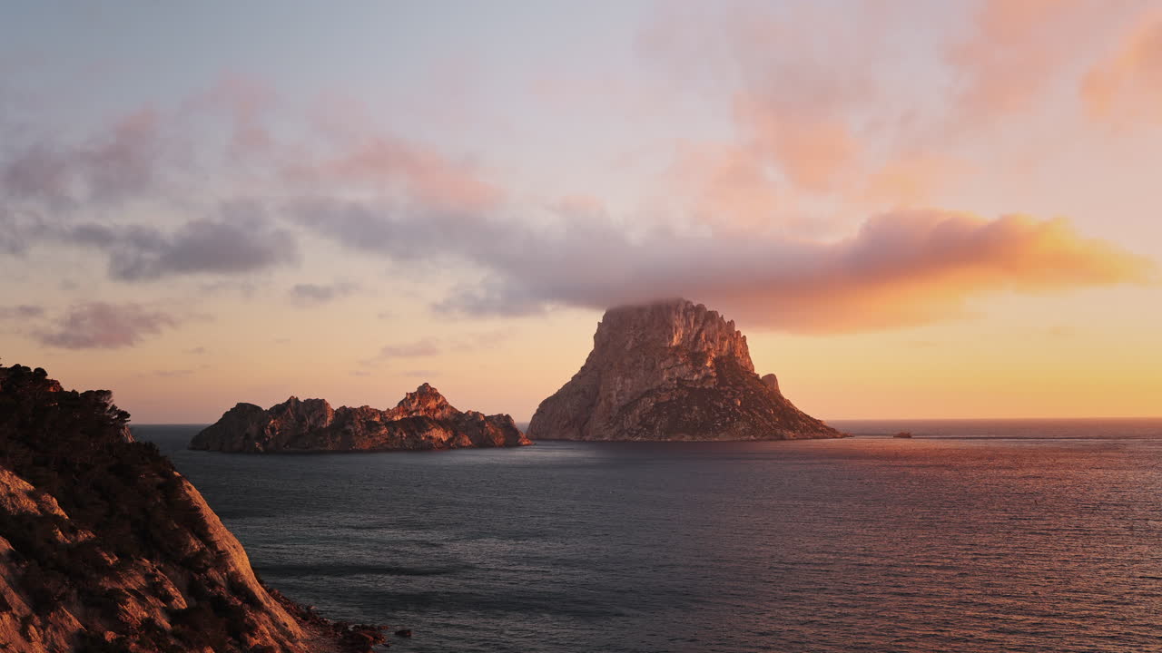 LAPSO DE TEMPO - Belo time-lapse da hora dourada em Es Vedra, Ibiza, Espanha, plano aberto.