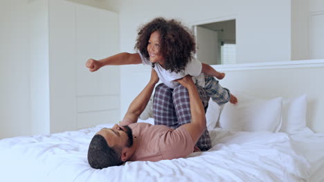 Padre,-Niño-Y-Feliz-En-La-Cama-Para-Juegos-De-Aviones