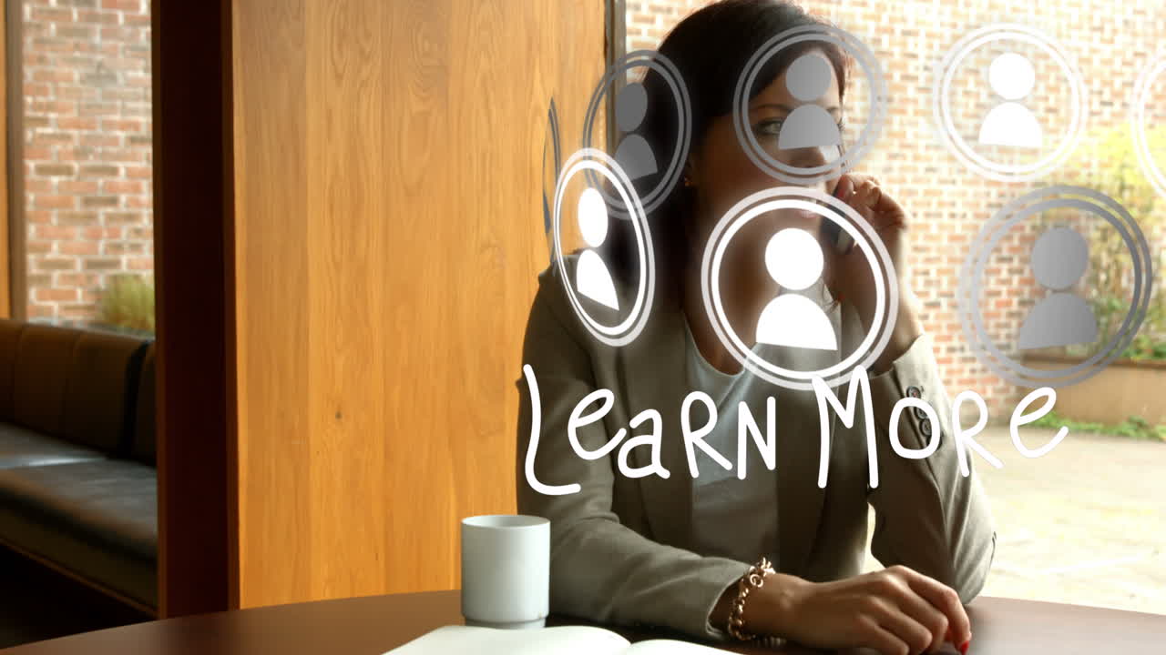 animación de iconos de los medios y aprender más texto sobre mujer de negocios biracial hablando en teléfono inteligente