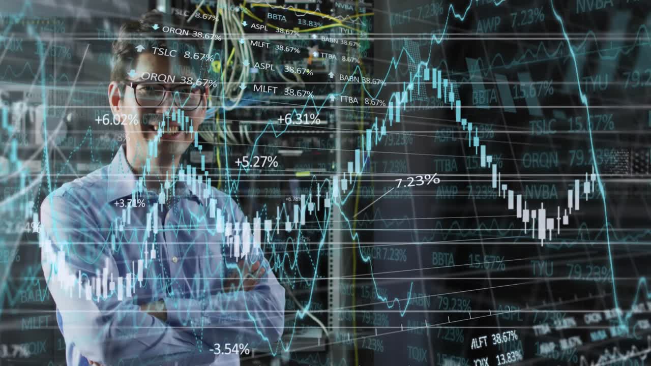 animación del procesamiento de datos financieros sobre un hombre de negocios asiático en la sala de servidores
