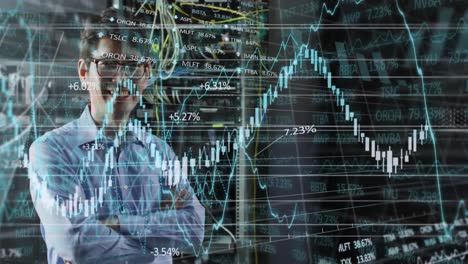 animación del procesamiento de datos financieros sobre un hombre de negocios asiático en la sala de servidores