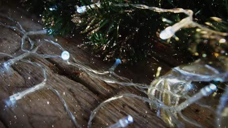 composición de video con nieve sobre el escritorio con decoración navideña y luces