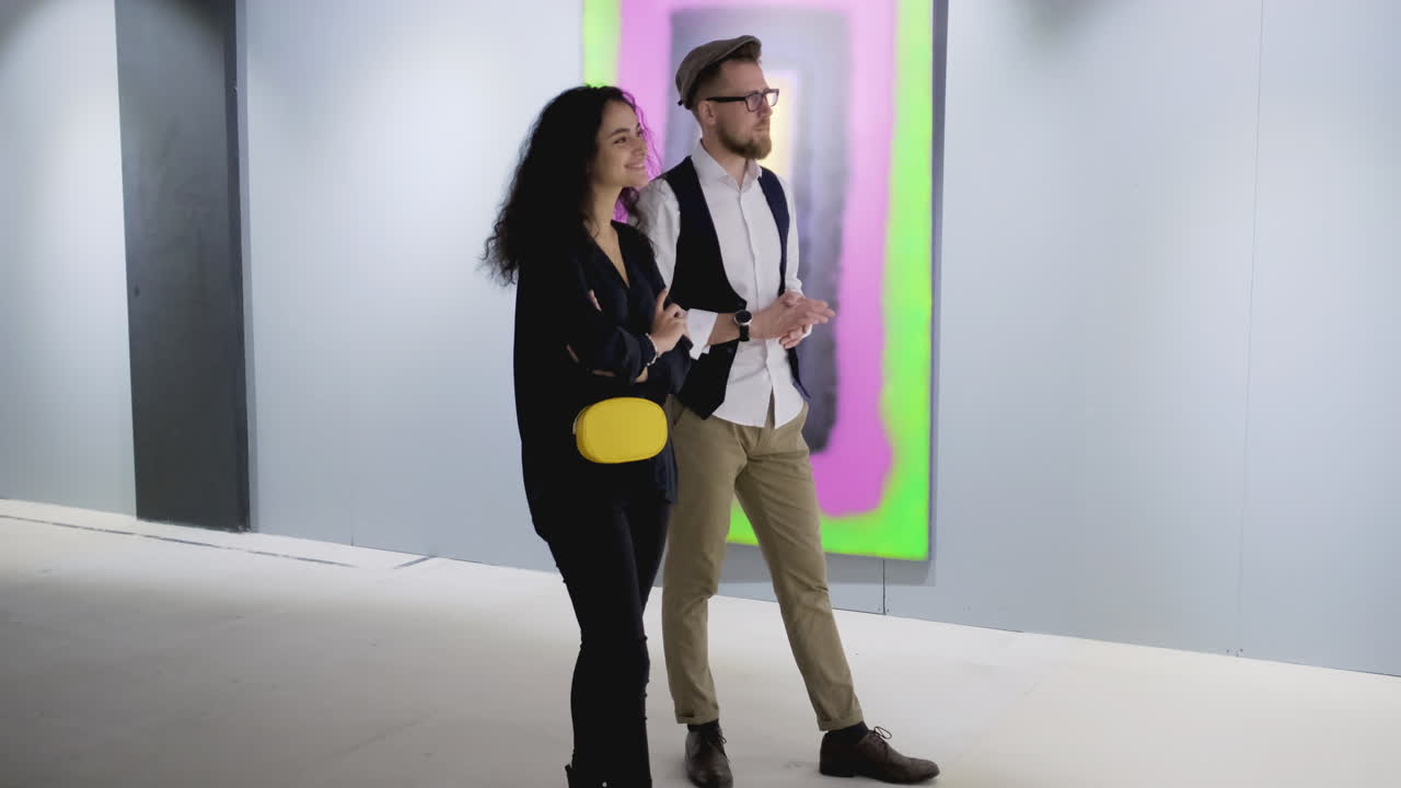pareja viendo arte moderno en una galería de arte