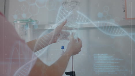 animación de cadenas de adn y procesamiento de datos sobre una doctora caucásica