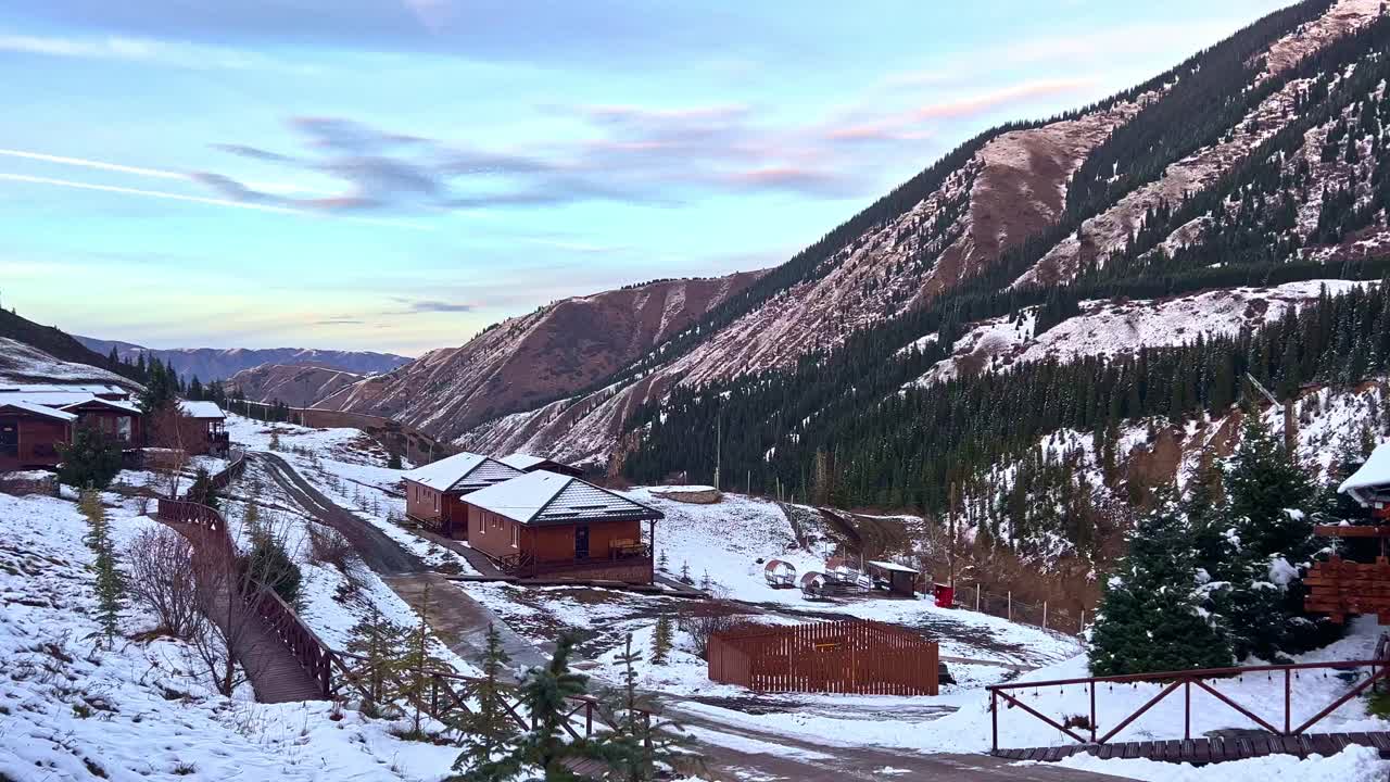 gran cabaña de madera clásica tradicional en las montañas en un día de invierno frío y nevado