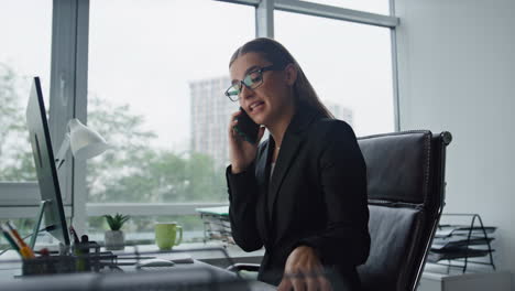 Finanzberater-Spricht-Im-Büro-Mit-Dem-Smartphone.-Selbstbewusste-Geschäftsfrau-Bei-Der-Arbeit