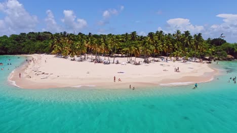 Menschen-Entspannen-Sich-Am-Weißen-Sandstrand-Und-In-Den-Tropischen-Gewässern-Von-Cayo-Levantado-Oder-Der-Insel-Bacardi,-Samana-In-Der-Dominikanischen-Republik