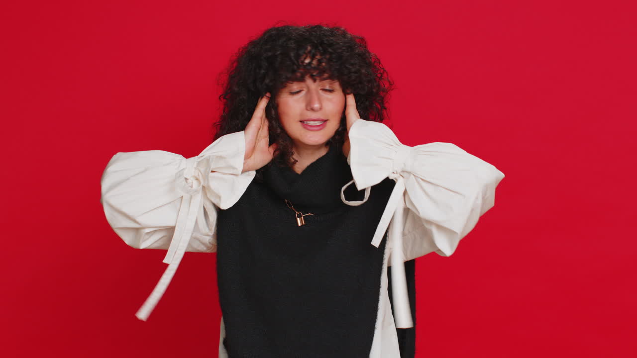 짜증나는 여자, 귀를 는 여자, 몸짓을 하는 여자, 조언을 피하는 여자, 소음을 무시하는 여자, 큰 목소리