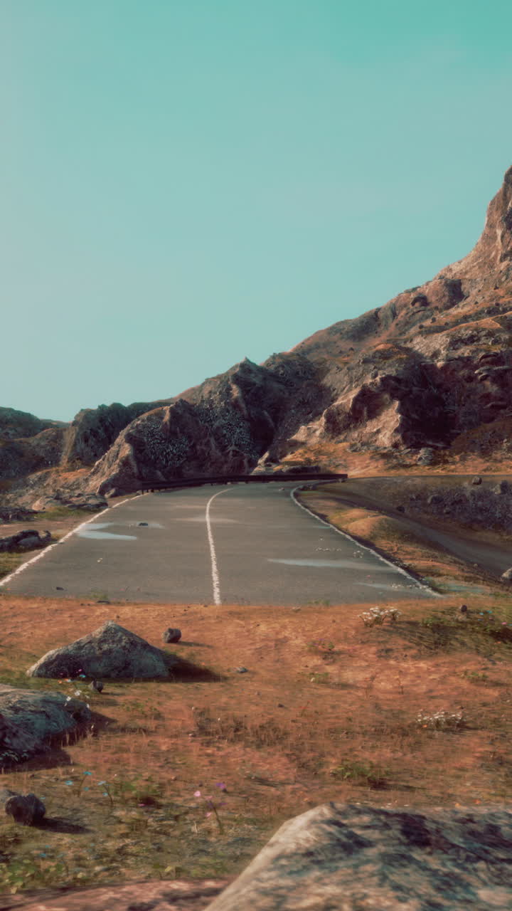 camino vacío que conduce a una montaña