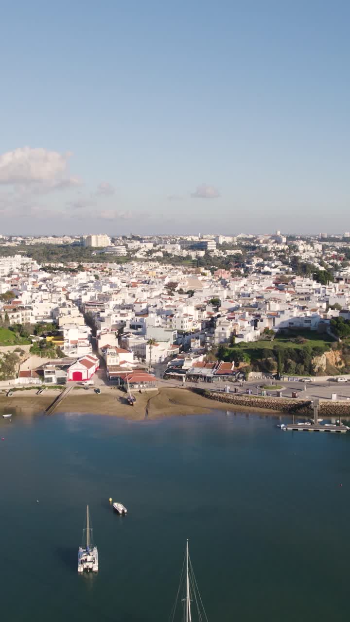 Città di Alvor sulla costa dell'Algarve in Portogallo. Orbita aerea verticale