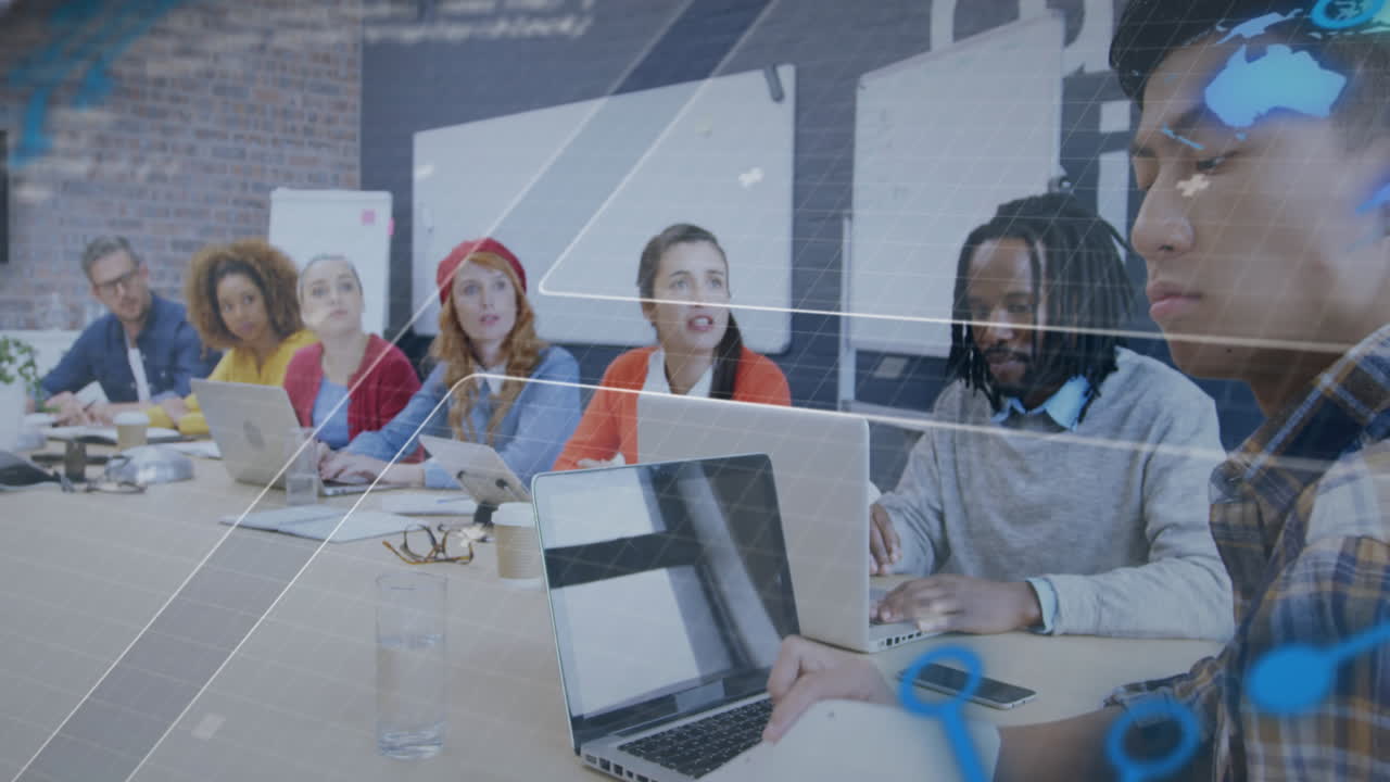 사무실에서 일하는 사업가들에 대한 데이터 처리의 애니메이션